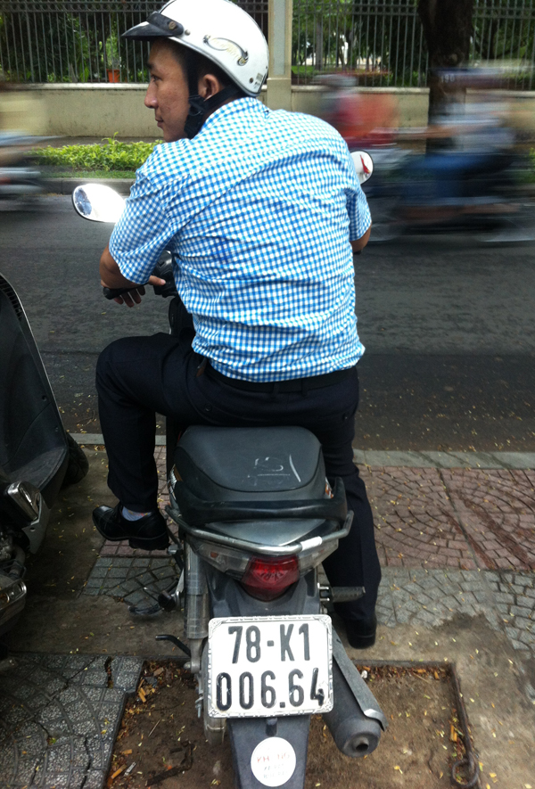 Sticker[-]"Không[-]xả[-]rác[-]bừa[-]bãi"[-]hiện[-]diện[-]trên[-]nhiều[-]xe[-]máy[-]của[-]bạn[-]trẻ
